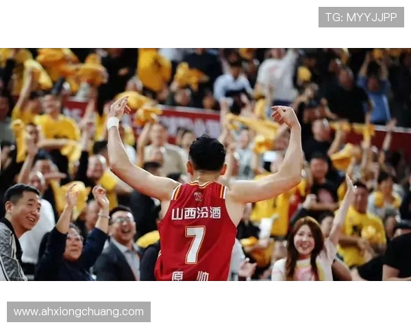 足球暖心瞬间VS CBA感动时刻，对比引发网友热议